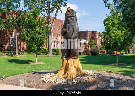 HICKORY, North Carolina, USA-9/1/18: Statue von Maskottchen für Lenoir - Rhyne Universität, früher Lenoir - Rhyne Hochschule. Stockfoto