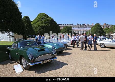 Aston Martins am Messestand, Concours von Eleganz 2018, 2. September 2018. Hampton Court Palace, London, UK, Europa Stockfoto