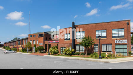 HICKORY, North Carolina, USA-9/1/18: Moretz Mühle Gebäude, renoviert und Re-purposing für kleine und mittlere Unternehmen. Stockfoto