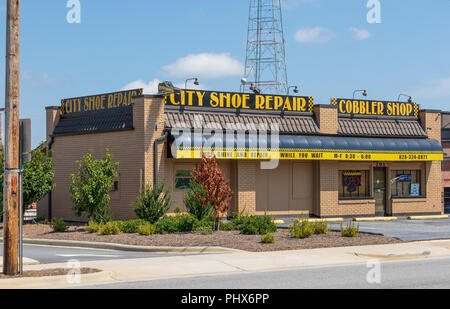 HICKORY, North Carolina, USA-9/1/18: Eine lokale Schuhreparatur/Schuster Shop. Stockfoto