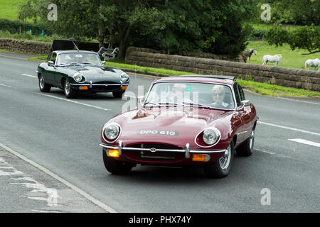 Rot 1969 Jaguar E-Type mit hoghton Türme jährliche klassische Oldtimer Rallye, Großbritannien Stockfoto