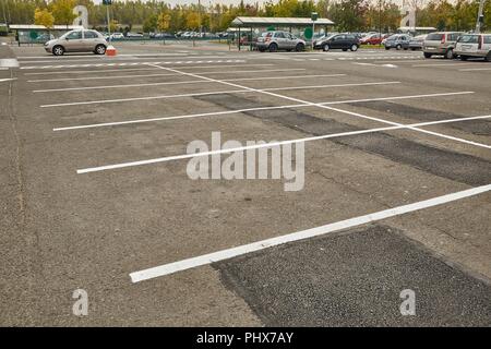 Parkplatz mit leeren Flecken Stockfoto