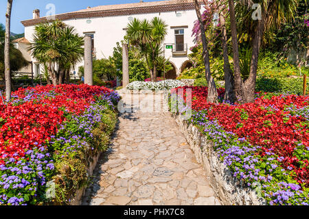 RAVELLO (SA), Italien - 29 AUGUST 2018: Blumen Dekoration Garten der Villa Rufolo Stockfoto