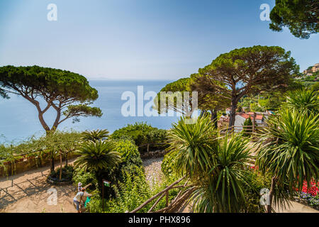 RAVELLO (SA), Italien - 29 AUGUST 2018: Touristen, die in die üppigen Gärten der Villa Rufolo Stockfoto