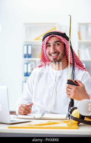 Arabische Engineer, der an neues Projekt Stockfoto