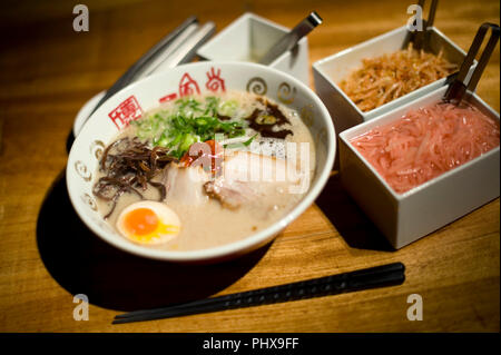 Foto zeigt Suppe, Nudeln an der Hakata Ramen Ippudo's Store in der Daimyo Bezirk von Fukuoka City, Präfektur Fukuoka Japan am 08. März 201 vorbereitet Stockfoto