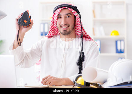 Arabische Engineer, der an neues Projekt Stockfoto