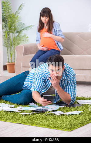 Junge Familie in die Budgetplanung Konzept Stockfoto