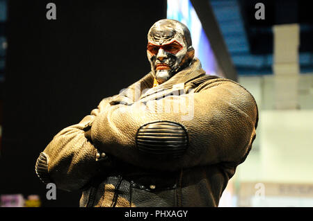 Fiction Super-bösewicht Action Figur Charakter der Fluch von DC Filme und Comics. Bane Action Figur Spielzeug in verschiedenen größe Display für die Öffentlichkeit. Stockfoto