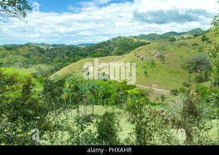 Monteverde Nationalpark, Costa Rica, Mittelamerika. Wicklung Feldweg in die schöne Landschaft im Park. Stockfoto