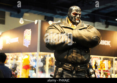 Fiction Super-bösewicht Action Figur Charakter der Fluch von DC Filme und Comics. Bane Action Figur Spielzeug in verschiedenen größe Display für die Öffentlichkeit. Stockfoto