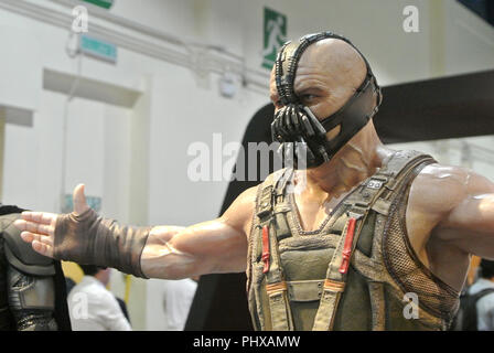 Fiction Super-bösewicht Action Figur Charakter der Fluch von DC Filme und Comics. Bane Action Figur Spielzeug in verschiedenen größe Display für die Öffentlichkeit. Stockfoto