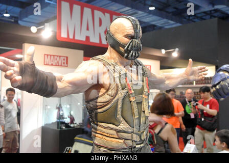 Fiction Super-bösewicht Action Figur Charakter der Fluch von DC Filme und Comics. Bane Action Figur Spielzeug in verschiedenen größe Display für die Öffentlichkeit. Stockfoto