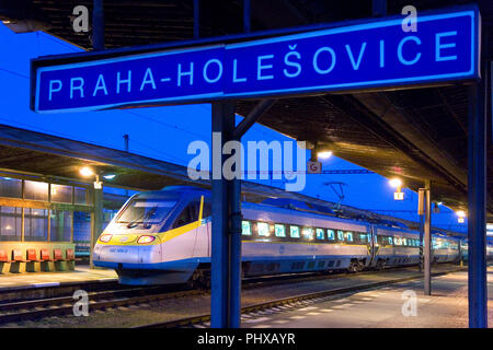 Prag, tschechische Republik - Jan 17, 2008: Tschechische Bahn Express - SC Super City Pendolino 680 Zug am Bahnhof Holesovice, Prag Stockfoto