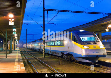 Prag, tschechische Republik - Jan 17, 2008: Tschechische Bahn Express - SC Super City Pendolino 680 Zug am Bahnhof Holesovice, Prag Stockfoto