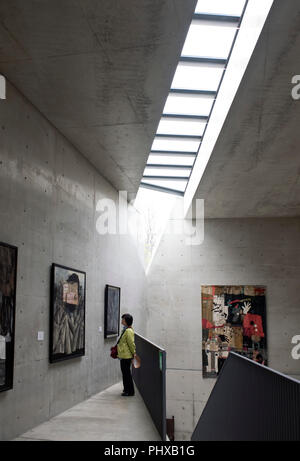 Foto zeigt das Innere der Clave Gallery in dem Gelände der Kiyoharu Kunst Kolonie in Hokuto Stadt, Yamanashi Präfektur am 02. Mai 2012. Kiy Stockfoto