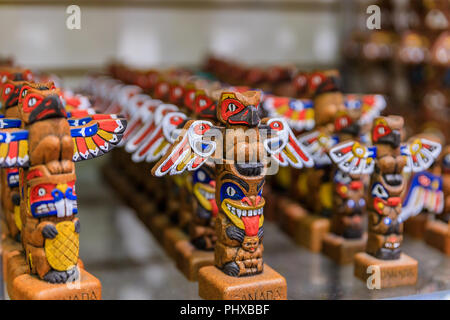 Aus Holz geschnitzte Miniatur erste Nationen oder Native American Indian Totem Pole Souvenirs an Touristen shop in Vancouver, Kanada Stockfoto