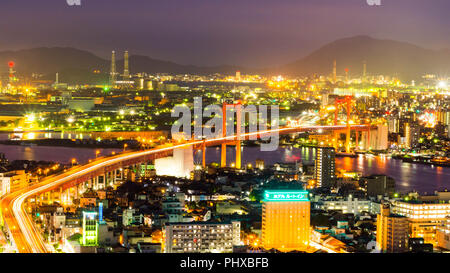 Nacht Landschaft des Wakato Bridge, eine Hängebrücke in Kitakyushu, Fukuoka, Japan, Tobata Kriege und Wakamatsu Station verbindet. Stockfoto
