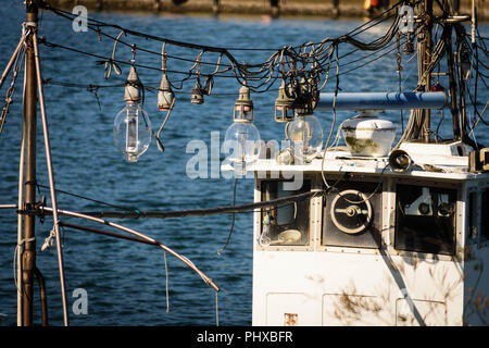 Einstellen der Fischerei Glühbirnen auf einem Fischerboot. In Ashiya Stadt in Fukuoka, Japan. Stockfoto