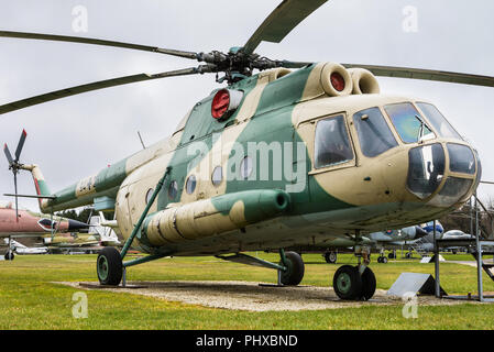 Eine Mil Mi-8 militärischer Transporthubschrauber in der flugausstellung Peter Junior Aviation Museum in Hermeskeil, Deutschland. Stockfoto