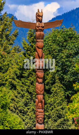 Erste Nationen Indianische Totempfähle in Brockton Point im Stanley Park in Vancouver, Kanada Stockfoto