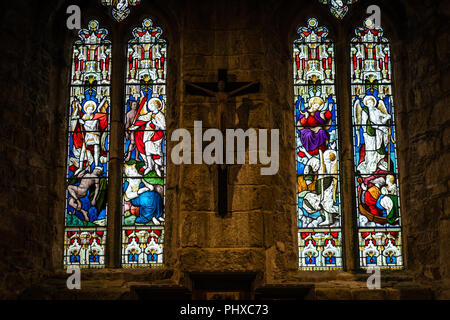 Marazion, England - Mai 2018: Victorian Glasmalerei Kirchenfenster in St. Michael's Mount Schloss Kapelle, die Heiligen und die verschiedenen religiösen Szen Stockfoto