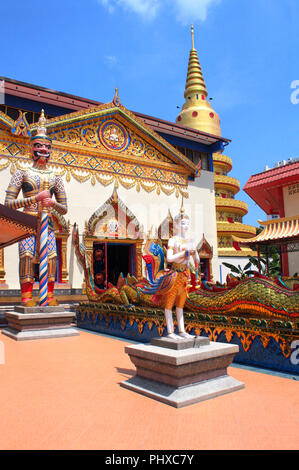 Statuen von kinnaris und Schlangen - nagas Pavillon in Pulau Tikus, thai-buddhistische Tempel (Wat Chayamangkalaram), berühmte Touristenattraktion in Georgetown, Pe Stockfoto