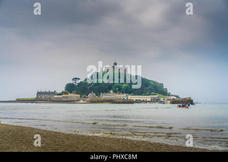 Marazion, England - Mai 2018: Blick auf die St Michaels Mount als vom Strand in Marazion Dorf, Cornwall, UK gesehen, Stockfoto