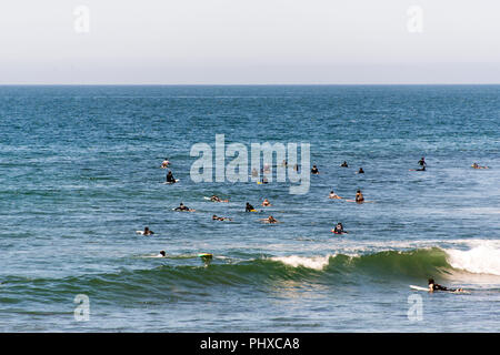 Surfer für die nächste Welle im Malibu Beach, Kalifornien im Sommer warten Stockfoto