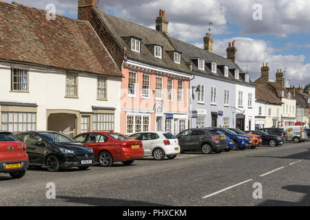 Kimbolton High Street, Cambridgeshire, UK, die breite Hauptstraße durch den kleinen Markt Stadt hat geparkte Autos und eine Mischung aus Läden und Häuser Stockfoto