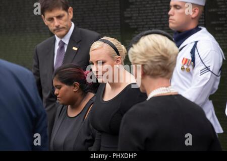 Sen 1 Sep, 2018. WASHINGTON, D.C. - Sep 1, 2018: Meghan McCain, der Tochter von Senator John McCain, R-Ariz, als ihre Mutter Cindy McCain an der Vietnam Veterans Memorial in Washington am Samstag, 19.09.1, 2018 fährt. Credit: Ray Whitehouse/Pool über CNP | Verwendung der weltweiten Kredit: dpa/Alamy leben Nachrichten Stockfoto