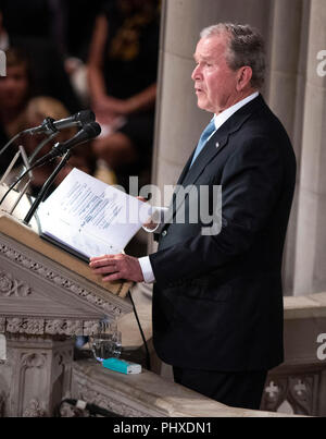 Washington, Vereinigte Staaten von Amerika. 01 Sep, 2018. Ehemalige Präsidenten der Vereinigten Staaten George W. Bush spricht an der Trauerfeier für den verstorbenen US-Senator John S. McCain, III (Republikaner aus Arizona) an der Washington National Cathedral in Washington, DC am Samstag, 1. September 2018. Credit: Ron Sachs/CNP (Einschränkung: Keine New York oder New Jersey Zeitungen oder Zeitschriften innerhalb eines 75-Meilen-Radius von New York City) | Verwendung der weltweiten Kredit: dpa/Alamy leben Nachrichten Stockfoto