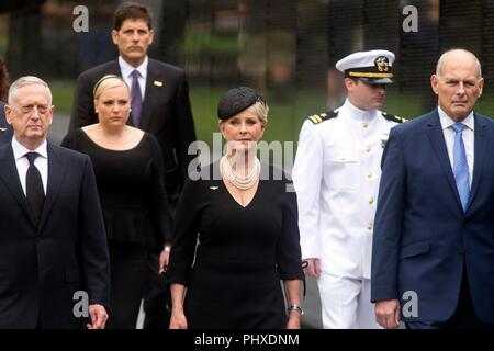 WASHINGTON, D.C. - Sep 1, 2018: Stabschef im Weißen Haus John Kelly, rechts, und Verteidigungsminister James Mattis, Links, Spaziergang mit Cindy McCain, die Ehefrau von Senator John McCain, R-Ariz, an der Vietnam Veterans Memorial in Washington am Samstag, 19.09.1, 2018. Credit: Ray Whitehouse/Pool über CNP | Verwendung weltweit Stockfoto