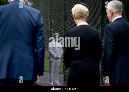 September 1, 2018 - Washington, District of Columbia, US-Navy Lieutenant Jack McCain, der Sohn von Senator John McCain, R-Ariz, in der Wand der Vietnam Memorial widerspiegelt als Jacks Mutter, Cindy McCain, begleitet von Verteidigungsminister Jim Mattis, rechts, und Präsident Donald Trump Stabschef John Kelly, Links, fährt nach einer Kranzniederlegung an der Vietnam Veterans Memorial in Washington, Samstag, Sept. 1, 2018, während einer Beerdigung Prozession, den Sarg ihres Mannes aus dem US Capitol zu Nationalen Kathedrale für eine Trauerfeier. McCain diente als Navy Pilot während des Vietnam Stockfoto