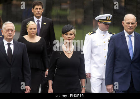 Washington, District of Columbia, USA. 1. Sep 2018. WASHINGTON, D.C. - Sep 1, 2018: Stabschef im Weißen Haus John Kelly, rechts, und Verteidigungsminister James Mattis, Links, Spaziergang mit Cindy McCain, die Ehefrau von Senator John McCain, R-Ariz, an der Vietnam Veterans Memorial in Washington am Samstag, 19.09.1, 2018. Credit: Ray Whitehouse/Pool über CNP Credit: Ray Whitehouse/CNP/ZUMA Draht/Alamy leben Nachrichten Stockfoto