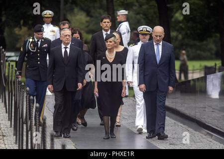 Washington, District of Columbia, USA. 1. Sep 2018. WASHINGTON, D.C. - Sep 1, 2018: Stabschef im Weißen Haus John Kelly, rechts, und Verteidigungsminister James Mattis, Links, Spaziergang mit Cindy McCain, die Ehefrau von Senator John McCain, R-Ariz, an der Vietnam Veterans Memorial in Washington am Samstag, 19.09.1, 2018. Credit: Ray Whitehouse/Pool über CNP Credit: Ray Whitehouse/CNP/ZUMA Draht/Alamy leben Nachrichten Stockfoto