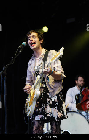 Larmer Tree Gardens, Dorset, Großbritannien. 2. September 2018. Ezra Furman live auf der Bühne am Holz 2018 Ende der Straße Festival in Larmer Tree Gardens in Dorset. Foto Datum: Sonntag, 2. September 2018. Foto: Roger Garfield/Alamy Credit: Roger Garfield/Alamy leben Nachrichten Stockfoto