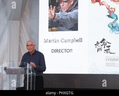 (180902) - Venedig, Sept. 2, 2018 (Xinhua) - Regisseur Martin Campbell spricht bei der Präsentation der Dokumentarfilm "Schicksalsgemeinschaft", die im Rahmen der 75. Internationalen Filmfestspielen von Venedig in Venedig, Italien, Sept. 2, 2018. Eine chinesische Dokumentarfilm über den Riemen und die Straße Initiative (BRI) wurde bei den Filmfestspielen in Venedig am Sonntag vorgestellt. Das gemeinsame Schicksal betitelt, der Dokumentarfilm die Geschichten der Menschen kämpfen für ihre Träume auf allen fünf Kontinenten erzählt, deren Leben durch die BRI, Chinas von mehreren Milliarden US-Dollar global Trading und Infrastruktur Initiative betroffen sind. (Xinhua / Cheng Tingting) Stockfoto