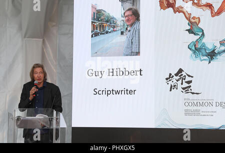 (180902) - Venedig, Sept. 2, 2018 (Xinhua) - Drehbuchautor Guy Hibbert spricht bei der Präsentation der Dokumentarfilm "Schicksalsgemeinschaft", die im Rahmen der 75. Internationalen Filmfestspielen von Venedig in Venedig, Italien, Sept. 2, 2018. Eine chinesische Dokumentarfilm über den Riemen und die Straße Initiative (BRI) wurde bei den Filmfestspielen in Venedig am Sonntag vorgestellt. Das gemeinsame Schicksal betitelt, der Dokumentarfilm die Geschichten der Menschen kämpfen für ihre Träume auf allen fünf Kontinenten erzählt, deren Leben durch die BRI, Chinas von mehreren Milliarden US-Dollar global Trading und Infrastruktur Initiative betroffen sind. (Xinhua / Cheng Tingting) Stockfoto