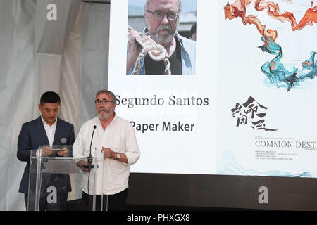 (180902) - Venedig, Sept. 2, 2018 (Xinhua) - Papier Teekocher Segundo Santos (R) teilt seine Geschichte, bei der Präsentation der Dokumentarfilm "Schicksalsgemeinschaft", die im Rahmen der 75. Internationalen Filmfestspielen von Venedig in Venedig, Italien, Sept. 2, 2018. Eine chinesische Dokumentarfilm über den Riemen und die Straße Initiative (BRI) wurde bei den Filmfestspielen in Venedig am Sonntag vorgestellt. Das gemeinsame Schicksal betitelt, der Dokumentarfilm die Geschichten der Menschen kämpfen für ihre Träume auf allen fünf Kontinenten erzählt, deren Leben durch die BRI, Chinas von mehreren Milliarden US-Dollar global Trading und Infrastruktur Initiative betroffen sind. (Xinhua / Chen Stockfoto