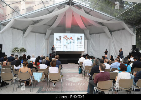 (180902) - Venedig, Sept. 2, 2018 (Xinhua) - Drehbuchautor Guy Hibbert spricht bei der Präsentation der Dokumentarfilm "Schicksalsgemeinschaft", die im Rahmen der 75. Internationalen Filmfestspielen von Venedig in Venedig, Italien, Sept. 2, 2018. Eine chinesische Dokumentarfilm über den Riemen und die Straße Initiative (BRI) wurde bei den Filmfestspielen in Venedig am Sonntag vorgestellt. Das gemeinsame Schicksal betitelt, der Dokumentarfilm die Geschichten der Menschen kämpfen für ihre Träume auf allen fünf Kontinenten erzählt, deren Leben durch die BRI, Chinas von mehreren Milliarden US-Dollar global Trading und Infrastruktur Initiative betroffen sind. (Xinhua / Cheng Tingting) Stockfoto