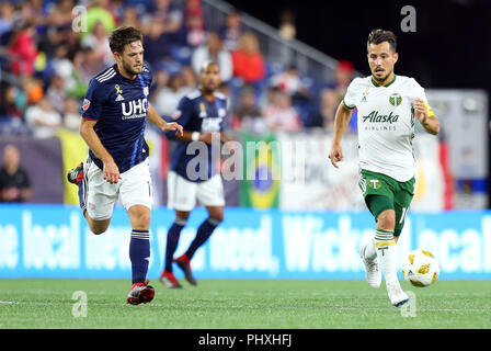 September 1, 2018; Foxborough, MA, USA; New England Revolution Mittelfeldspieler Kelyn Rowe (11) und Portland Timbers Mittelfeldspieler Sebastian Blanco (10) in einem MLS-Match zwischen Portland Timbers und New England Revolution am Gillette Stadium. Das Spiel wurde zu einem abgehobenen Betrag 1-1 gespielt. Anthony Nesmith/CSM Stockfoto