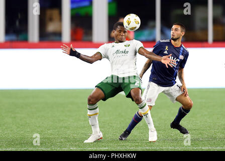 September 1, 2018; Foxborough, MA, USA; Portland Timbers defender Alvas Powell (2) und New England Revolution vorwärts Diego Fagundez (14) in einem MLS-Match zwischen Portland Timbers und New England Revolution am Gillette Stadium. Das Spiel wurde zu einem abgehobenen Betrag 1-1 gespielt. Anthony Nesmith/CSM Stockfoto
