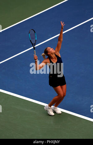 New York, Vereinigte Staaten. 02 Sep, 2018. Flushing Meadows, New York - September 2, 2018: US Open Tennis: Kala Kanepi Estlands dient zur Serena Williams während der vierten Runde bei den US Open in Flushing Meadows, New York. Williams gewann in drei Sätzen. Quelle: Adam Stoltman/Alamy leben Nachrichten Stockfoto