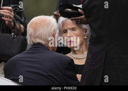 Washington, District of Columbia, USA. 1. Sep 2018. Ehemalige Usa-Vizepräsident Joe Biden spricht mit der Mutter der verstorbenen US-Senator John McCain (Republikaner aus Arizona) Roberta McCain vor einer Trauerfeier für den Senator an der Washington National Cathedral in Washington, DC am 1. September 2018. Credit: Alex Edelman/CNP Credit: Alex Edelman/CNP/ZUMA Draht/Alamy leben Nachrichten Stockfoto