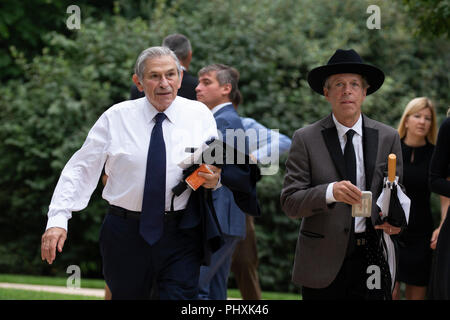 Mark Mckinnon, rechts, und Paul Wolfowitz, ehemaliger stellvertretender Verteidigungsminister, Links, für die Trauerfeier für verstorbenen US-Senator John McCain (Republikaner aus Arizona) an der Washington National Cathedral in Washington, DC am 1. September 2018 kommen. Credit: Alex Edelman/CNP | Verwendung weltweit Stockfoto