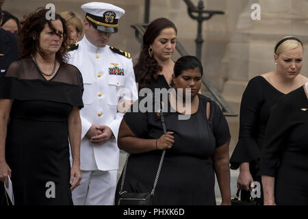 Washington, District of Columbia, USA. 1. Sep 2018. Mitglieder der McCain Familie folgen als militärische Ehrengarde trägt, den Sarg des Verstorbenen Senator John McCain, der republikanische von Arizona, nach einer Trauerfeier in der Washington National Cathedral in Washington, DC am 1. September 2018. Credit: Alex Edelman/CNP Credit: Alex Edelman/CNP/ZUMA Draht/Alamy leben Nachrichten Stockfoto