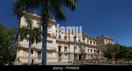 Datei BILDER: Rio de Janeiro, Brasilien. Dezember 2017. Brasiliens National Museum, das landesweit älteste wissenschaftliche Einrichtung und einer von Amerikas wichtigsten naturhistorischen Museen, wurde vollständig durch Feuer heute zerstört, 2. September 2018. Dieses Foto ist von Dezember 2017. Credit: Maria Adelaide Silva/Alamy leben Nachrichten Stockfoto