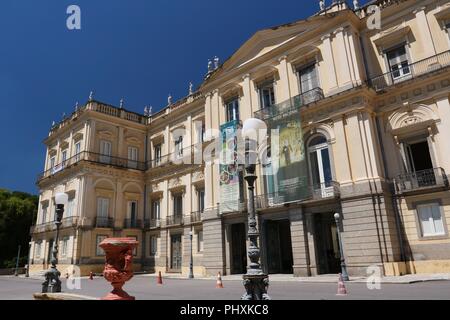 Datei BILDER: Rio de Janeiro, Brasilien. Dezember 2017. Brasiliens National Museum, das landesweit älteste wissenschaftliche Einrichtung und einer von Amerikas wichtigsten naturhistorischen Museen, wurde vollständig durch Feuer heute zerstört, 2. September 2018. Dieses Foto ist von Dezember 2017. Credit: Maria Adelaide Silva/Alamy leben Nachrichten Stockfoto