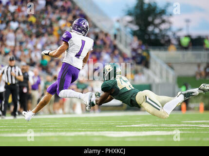 Waco, Texas, USA. 1. Sep 2018. Baylor Bears Sicherheit Jairon McVea (42) versucht der Abilene Christian Wildkatzen wide receiver D.J. zu bewältigen Fuller (1) Während der ersten Hälfte der NCAA Football Spiel zwischen der Abilene Christian Wildkatzen und Baylor Bären an McLane Stadion in Waco, Texas. Matthew Lynch/CSM/Alamy leben Nachrichten Stockfoto